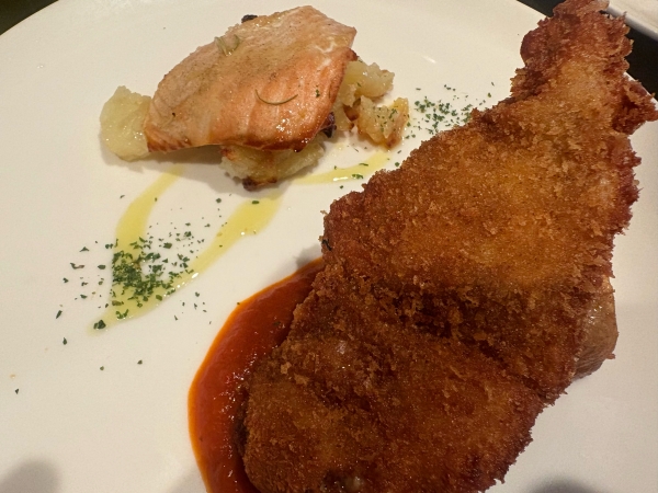 チキンカツレツ　パプリカソース