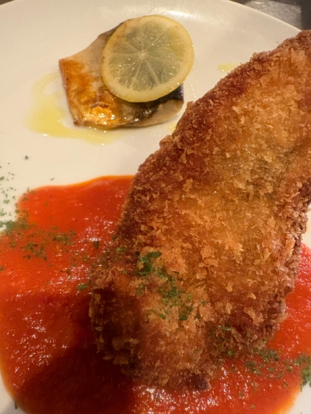 チキンカツレツ　パプリカソース