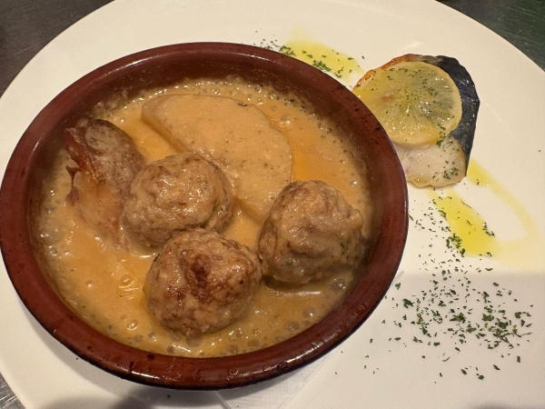 アルボンディガスと大根のキノコクリーム煮